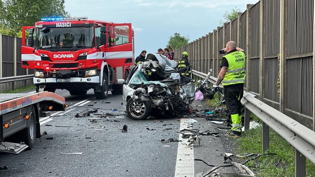 Řidič osobního auta na Kladensku nepřežil čelní střet s náklaďákem